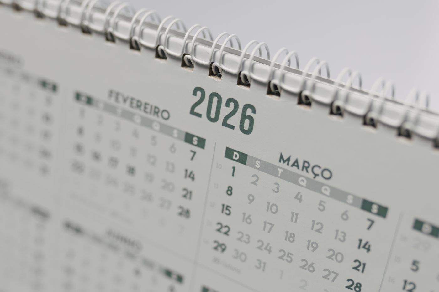 Calendário de mesa com os meses do ano em português