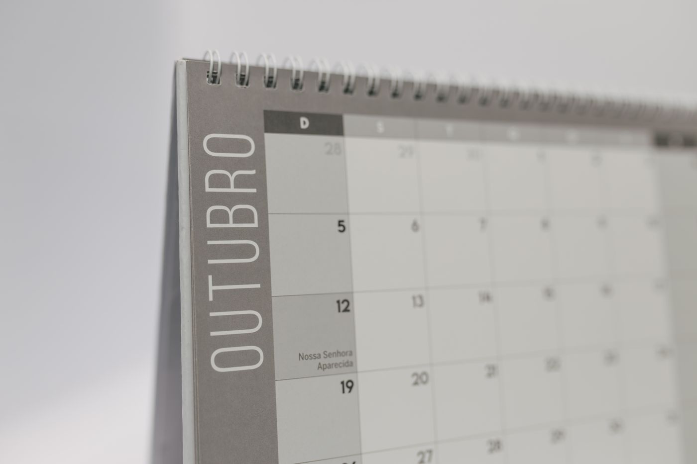 Calendário de mesa aberto no mês de outubro